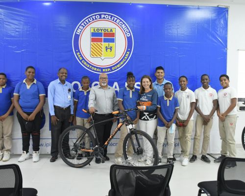 Loyola en alianza con Bici Centro entrega bicicletas a estudiantes de diferentes centros educativos de San Cristóbal