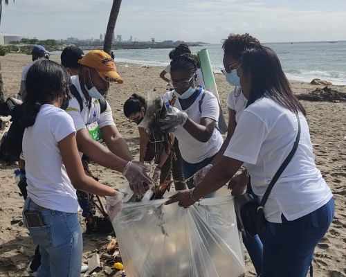 IEESL desarrolla limpieza de costa y sensibilización en la playa Gringo de Haina